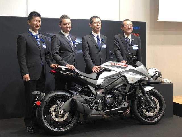 画像: (右から) 株式会社スズキ二輪 代表取締役社長 濱本英信 氏 スズキ株式会社 二輪カンパニー二輪企画部 チーフエンジニア 寺田 覚 氏 スズキ株式会社 二輪カンパニー二輪設計部 車体設計グループ 三池翔太 氏 スズキ株式会社 二輪カンパニー二輪管理部 技術品質評価グループ 大城 光 氏