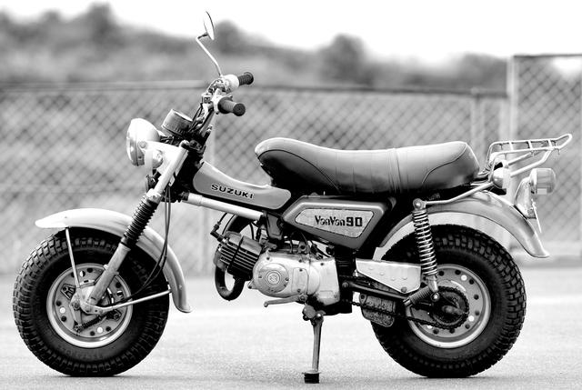 画像: 写真の74年モデルではフレームカバーのロゴが変更されたのみ。なお、前年の73年モデルからシート後端のグラブバーが装備されていない。