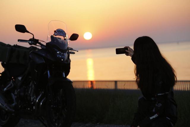 画像: SSTRのレギュレーションとして、バイクに貼られたゼッケンと朝日が見えるようにスマートフォンなどで撮影します。