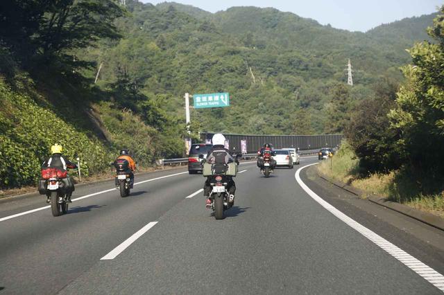 画像: この日の中央道は千里浜へ向かうライダーでいっぱい!SSTRはひとりで参加されるライダーが多いですが、みんなで一緒に走っている気持ちになりますね。