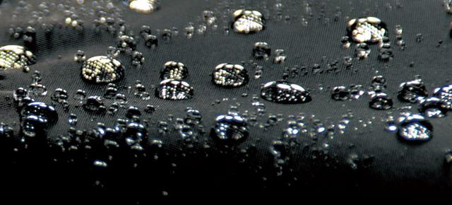 画像: 生地は撥水加工を施したナイロン。