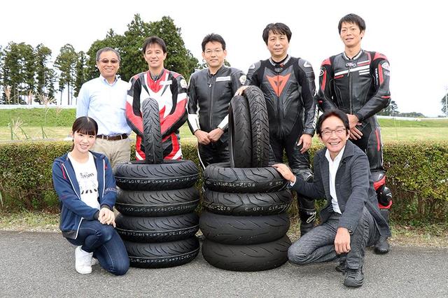 画像: 当日取材に訪れたWebオートバイ編集部スタッフと梅本まどか。テストライダーのみなさんと一緒に。