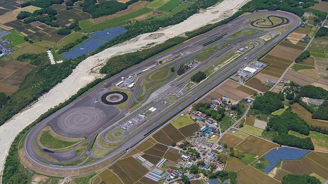 画像: 栃木県のプルービンググラウンドは1977 年に開設。全長3.9km の高速周回路や、直径110m のスキッドパッド(意図的に滑りやすくした路面)のほか、世界各国の路面を再現したコースなども設定。