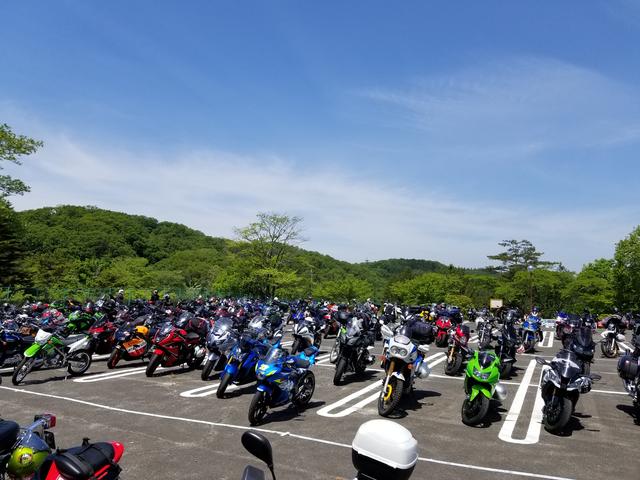 画像: スポーツランドSUGOに到着! 朝寒かったのに、バイクから降りるときは汗だく…。