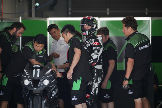 画像: レイのまわりにはワークスチームKRTのWSBKスタッフたち 今年のカワサキは昨年以上に本気!