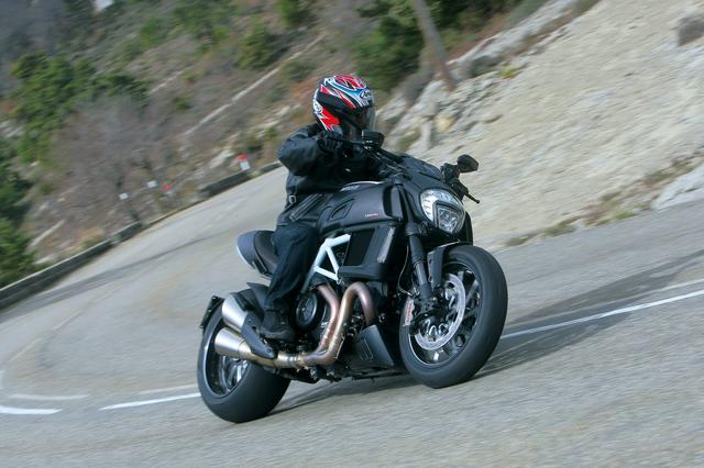 画像: 税込車両価格:197万円/238万円 最高出力:112PS/6500rpm(日本仕様) 最大トルク:12.5kg-m/6250rpm(日本仕様) 車両重量:239kg/234kg