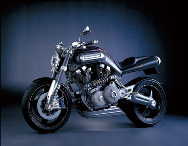 画像: YAMAHA MT-01『鼓動』(1999) 1999 年の東京モーターショーに参考出品されたプロトタイプがMT-01 の初お目見え。リアサスペンションのショックがエンジン下部ではなく横にレイアウトされている。同じように見えるフレームもダイヤモンドタイプだ。エンジンも造形が違う。しかし市販版のデザインはこれを踏襲したことが分かる。