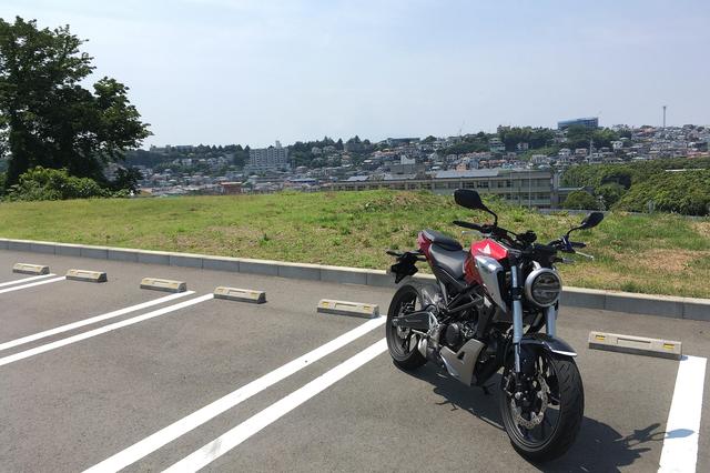 画像: きれいな丘の上に眠るおともだちにCB125R、みせびらかしてきました♪