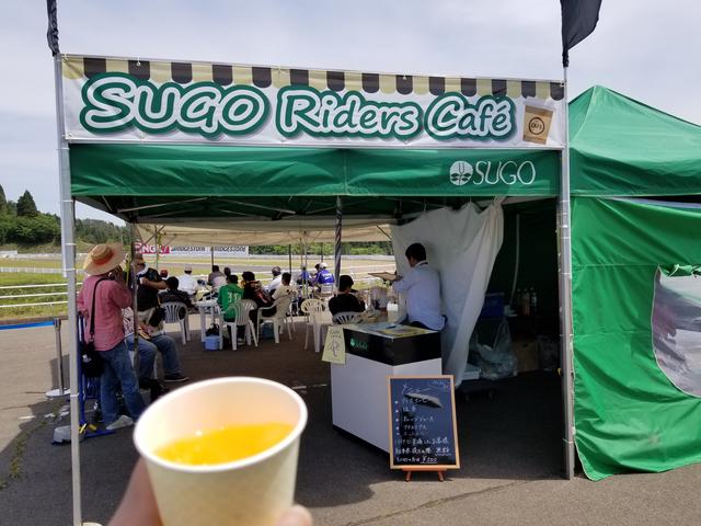 画像: スタートを見たあとにちょっと移動…… バイクで来た人は無料で飲み放題 の「SUGO Riders Cafe」!