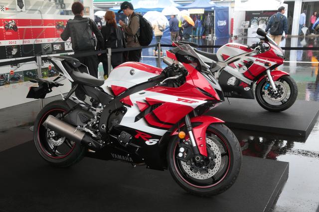 画像: 奥が1999年に登場した初代YZF-R6。手前は、今回のミーティングで公開された現行のYZF-R6。