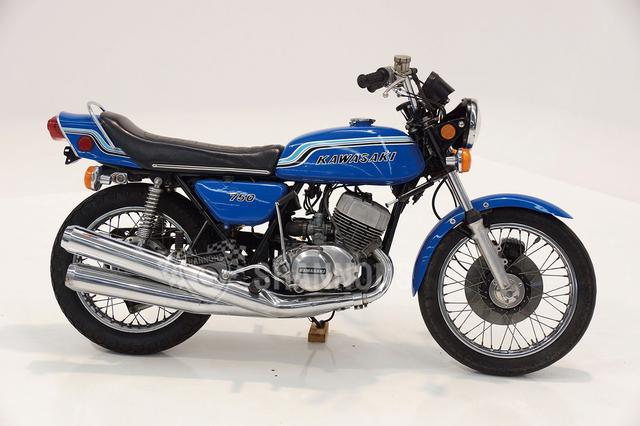 画像: 2スト3気筒750㏄がファーストモデル 500、350に続くマッハシリーズの第三弾が1971年に誕生したH2。シリーズでは初となるディスクブレーキを採用。最高速203㎞/h、ゼロヨンでは12秒という当時世界最速の性能を誇った。なお、H2は正式な名称ではないが、21世紀の新型ではそのまま継承した。