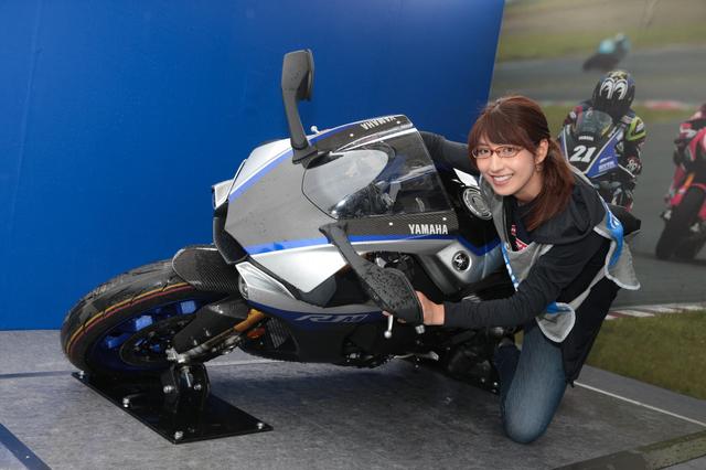 画像1: その他にも展示車両がたくさん! 私は膝すり?いや、肘すり?に挑戦です(๑•̀ㅂ•́)و