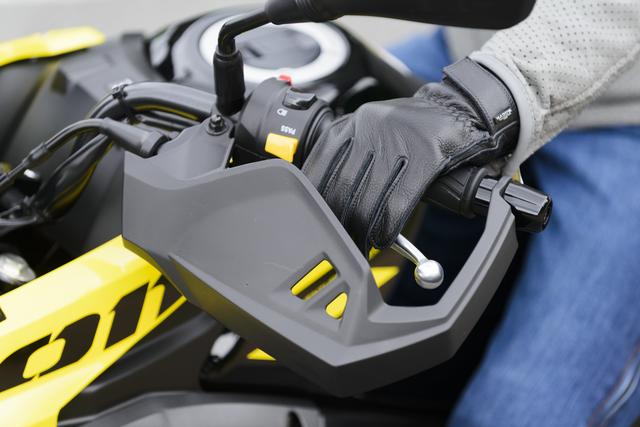 画像2: ツーリングを快適にする装備がノーマル状態でGSX250Rよりいろいろ備わっているのです!