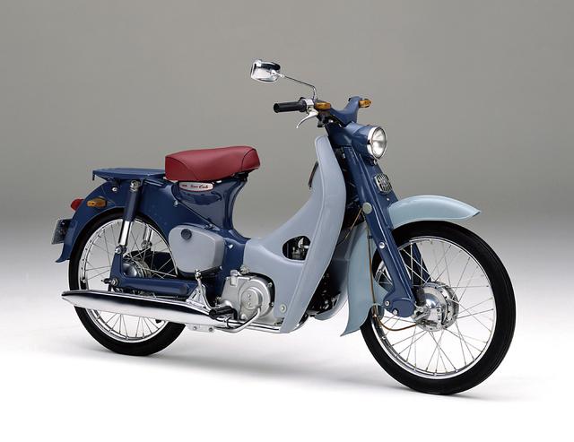 画像: カラーやスタイリングはC100がモチーフ デザインのモチーフとなったのは1985年に生まれた初代のC100。当時は蕎麦屋さんでの用途を前提に左手は使わずに済むよう(左手と肩を使って出前を担ぐから)操作系を右側に集中させている。レッグシールドの曲線的なデザインはもちろん、シート色までも再現している。