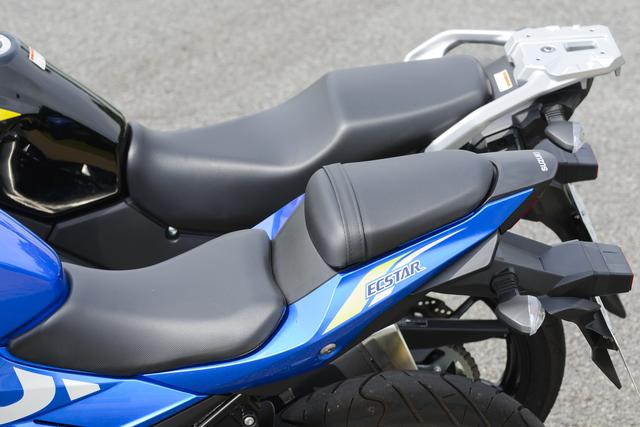 画像2: GSX250Rのシート高は790mm。Vストローム250ABSのシート高は800mmです。