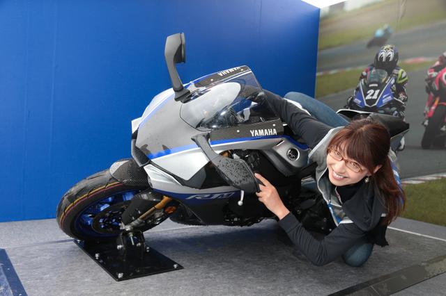 画像3: その他にも展示車両がたくさん! 私は膝すり?いや、肘すり?に挑戦です(๑•̀ㅂ•́)و