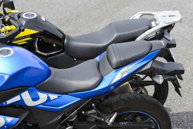 画像: シートも全然ちがいます! GSX250Rはセパレートになっていますね。Vストローム250ABSの方は、厚みがあってクッション性も高そうな一体型のシートが備わっています。