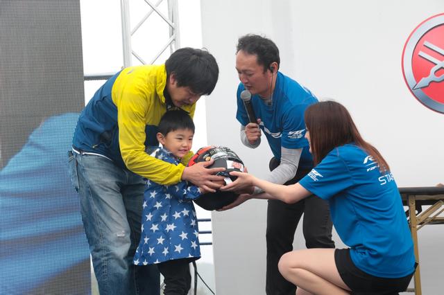 画像2: ロッシ&ビニャーレス サイン入りヘルメットを当てろ!