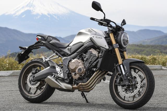 画像: HONDA CB650R ●エンジン形式:水冷4ストDOHC4バルブ並列4気筒 ●最高出力:95PS/12000rpm ●最大トルク:6.5kg-m/8500rpm ●総排気量:648cc ●ボア×ストローク:67.0×46.0 ●全長×全幅×全高:2130×780×1075mm ●車両重量:202kg ●シート高:810mm ●燃料タンク容量:15L ●タイヤサイズ(前・後):120/70ZR17・180/55ZR17 ■価格:97万9000円(消費税10%込)