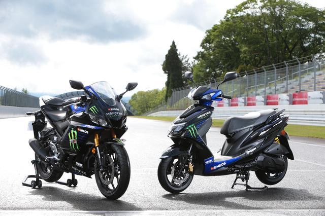 画像: モンスターエナジー仕様はYZF-R25だけじゃない! 同時にヤマハの原付二種スクーター・シグナスXも展示されていました。