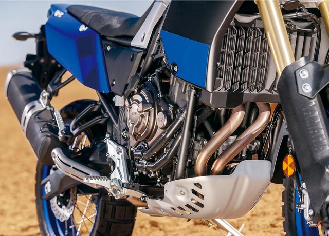 画像: エキゾースト、オイルパン、オイルフィルターをガードするスキットプレートは、フレームに取り付けることにこだわったアイテム。