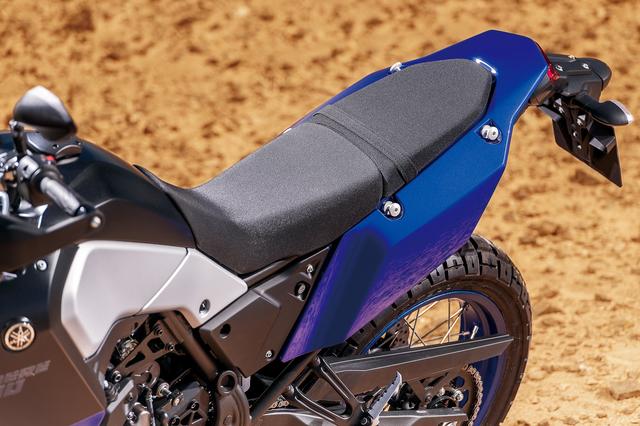 画像: オフロードバイクを意識してスリムに設計されたシートは、こう見えて2分割タイプで、後ろ側はキーで取り外しができる。