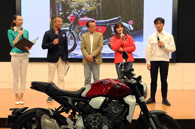 画像: 16日に行われたトークショーの模様。センターが原さん、その右に梅ちゃん、左に宮城さん。右は二輪事業本部カテゴリーマネージャーの坂本さん。現行のCBブランドを担当している この模様は7/1発売の8月号をお楽しみに