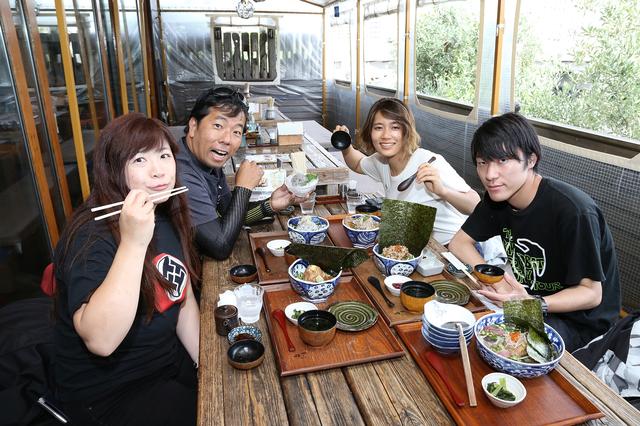 画像: ここテラス席です 画面右の方に江の島がどーん! 花火大会の時とか、この店パニックになります