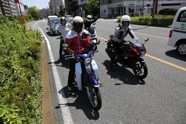 画像: 交通の流れに沿ってスイスイ 50ccだとこっちの中央車線走れないし、制限速度30km/hですから、みんなでツーリング、には向かないんだよねぇ