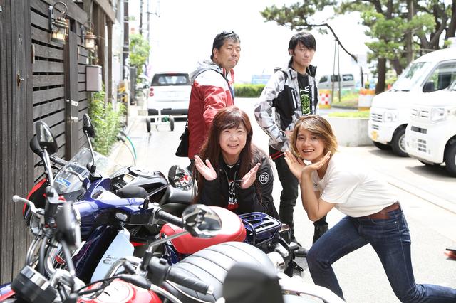 画像: 入店待ちはお店の前のベンチで……おとなしく座ってろっつーの