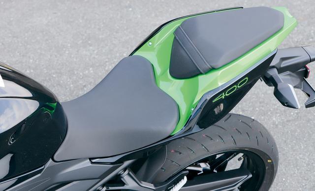 画像: セパレートタイプのシートはニンジャ400同様のもの。テールランプはZX-10RタイプのLEDを採用している。
