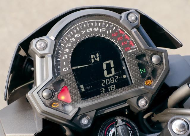 画像: 兄貴分のZ650タイプのアナログ風液晶メーターを採用。タコメーターは3種類の表示スタイルから好みに応じて選択可能。