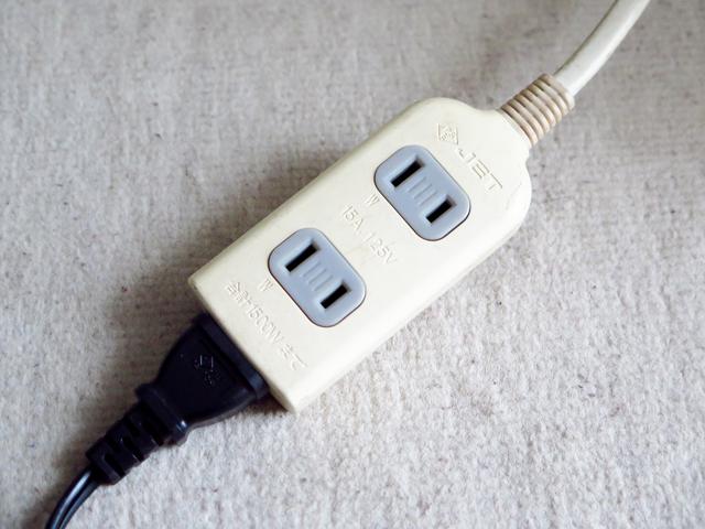 画像: 充電を終えるときは、まずコンセントからプラグを抜いたのち、ワニ口クリップを外します。