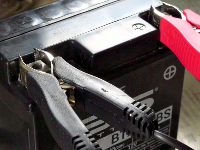画像: プラス端子に赤、マイナス端子に黒のコードを接続。オプティメート6の場合は、誤って逆に接続するとインジケーターが教えてくれます。