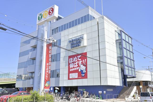 画像1: 休憩室までの廊下は、谷岡校長自らのコレクション「東本昌平 画集」を額装して展示。スポットライトでイラストが映える演出で、ギャラリーを彷彿させる空間となっている。