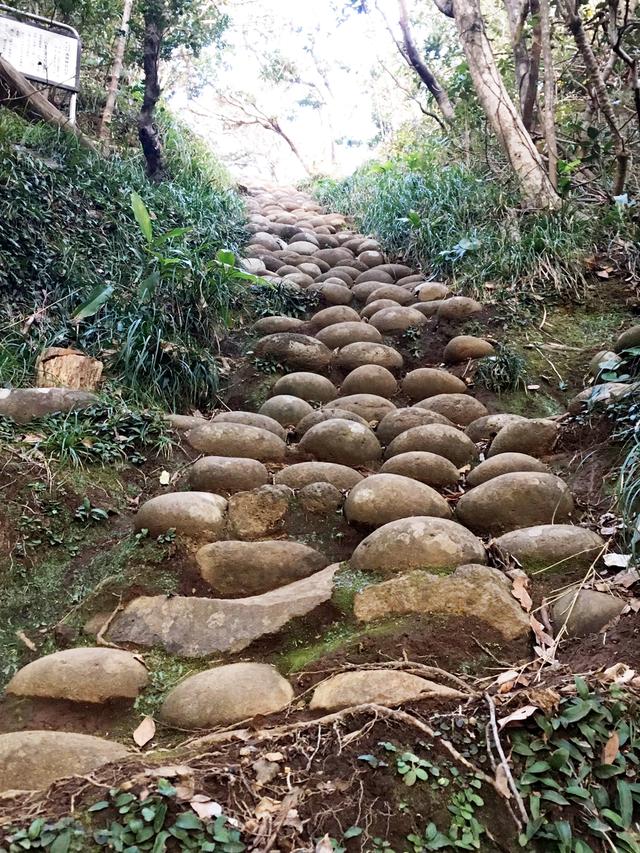 画像: もうひとつ、近くの名所「為朝神社」。ここにある石宮は不思議です。