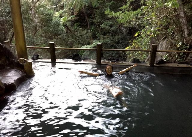 画像: 裏見ヶ滝温泉は、朝9時から21時までで、必ず水着着用。シャンプー石鹸等は禁止です。
