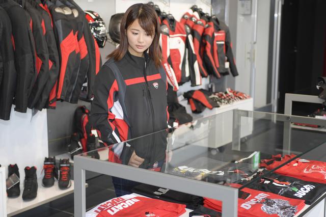 画像: DUCATIファンにはたまらない、アパレル品やグッズ類なども多数展示。車両だけじゃない楽しさが詰まっています。