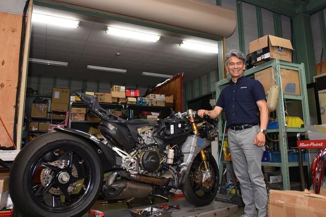 画像: 整備中のVツインパニガーレと片岡さん V4Rがダメ、って言われてからも、参戦とりやめは考えなかったそう