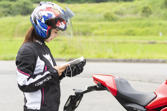 画像: 今回も出ました「平嶋ノート」。なっちゃんは試乗前後の予習復習を怠りません。