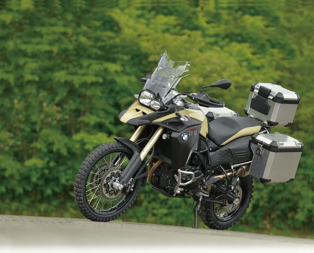 画像: ●水冷4ストDOHC4バルブ並列2気筒 ●798㏄ ●85.7PS/7500rpm ●8.46㎏-m/5750rpm ●232㎏ ●約24ℓ ●890㎜ ●90/90-21・150/70-17