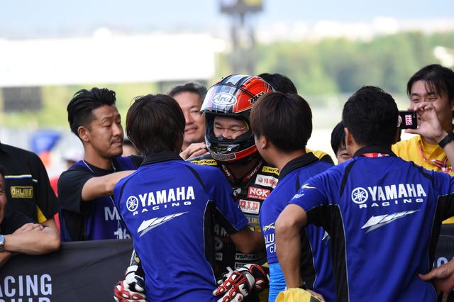 画像: 久しぶりの表彰台、久しぶりの優勝 喜びのスタッフに迎え入れられる中冨