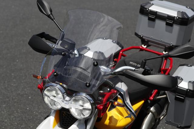 画像: ヘッドライトの中央にはトレードマークの鷲(アクイラ)の姿が。試乗車はオプションのツーリングウインドスクリーン(2万4840円)を装備。