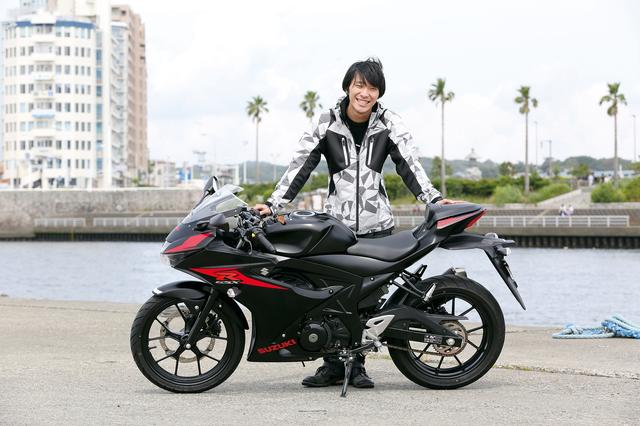 画像: 同じく本誌アルバイトのクニヒコは、父上の所有車を借りてのバイクライフで、親戚のいる岐阜にRG50やRZ250Rで行っちゃう昭和オトコ。「こんな現行モデルに乗ったの、初めてです」ってGSX-R125を劇的に気に入ってました。
