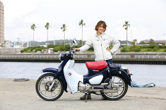 画像: 卒業間近の本誌アルバイト女子大生のオーバヤシ。愛車はカワサキ250TRで、妹さんのApe50と一緒に走ることがあるため、50ccの不便さを熟知している。125ccの軽量コンパクトさ、足つき性のよさは、女子ならではの体格にマッチするなぁ、と実感。