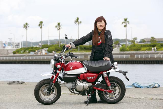 画像: 愛車モンキー125で、静岡・川根や新潟のRIDE集会まで走って行っちゃったことがある本誌スタッフのん。身長157㎝で、実はベベルのドゥカティMHRも所有!「寄り道ツーできる時間があるとき、高速代を節約したいときはモンキーでどこへでも!」