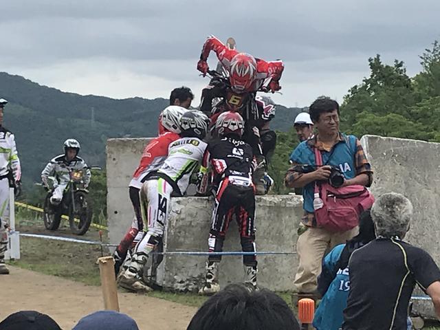 画像4: 走行中は真剣勝負! でも、セクションの待ち時間はみんな仲良しで雰囲気が温かい。