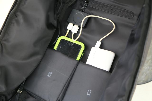 画像: ※バッグ自体に蓄電する機構はそなわっていませんので、モバイルバッテリーなどをご使用ください。
