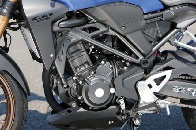 画像: CBR250R用から発展したDOHC水冷シングル。吸排気系の改良やPGM-FIの精緻な制御によって、低回転から高回転までの広い領域で瞬発力や加速力を発揮すると同時に、リニアな操作感も備える。