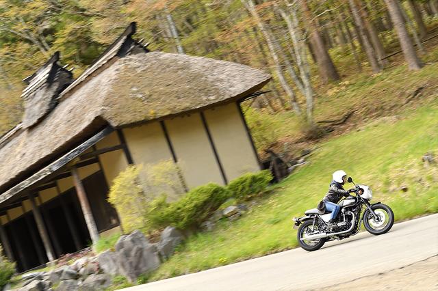 画像3: 平嶋夏海×KAWASAKI W800 CAFE【オートバイ女子部のフォトアルバム】